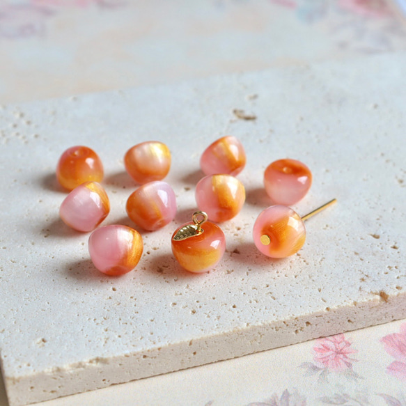 新作★りんご型　樹脂グラデーションビーズ  フルーツ　ゴールドグリッター×アプリコット、ピンクグラデーション 4枚目の画像
