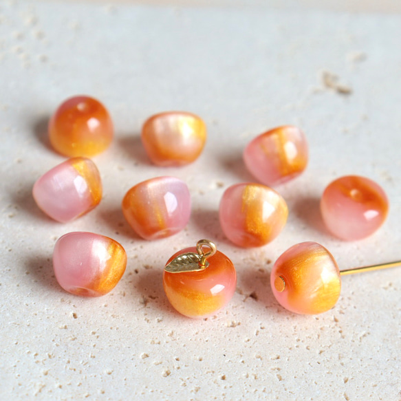 新作★りんご型　樹脂グラデーションビーズ  フルーツ　ゴールドグリッター×アプリコット、ピンクグラデーション 16枚目の画像