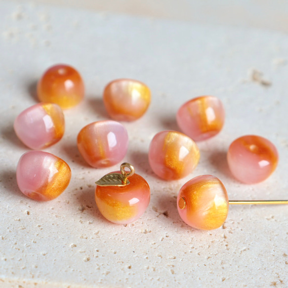 新作★りんご型　樹脂グラデーションビーズ  フルーツ　ゴールドグリッター×アプリコット、ピンクグラデーション 14枚目の画像