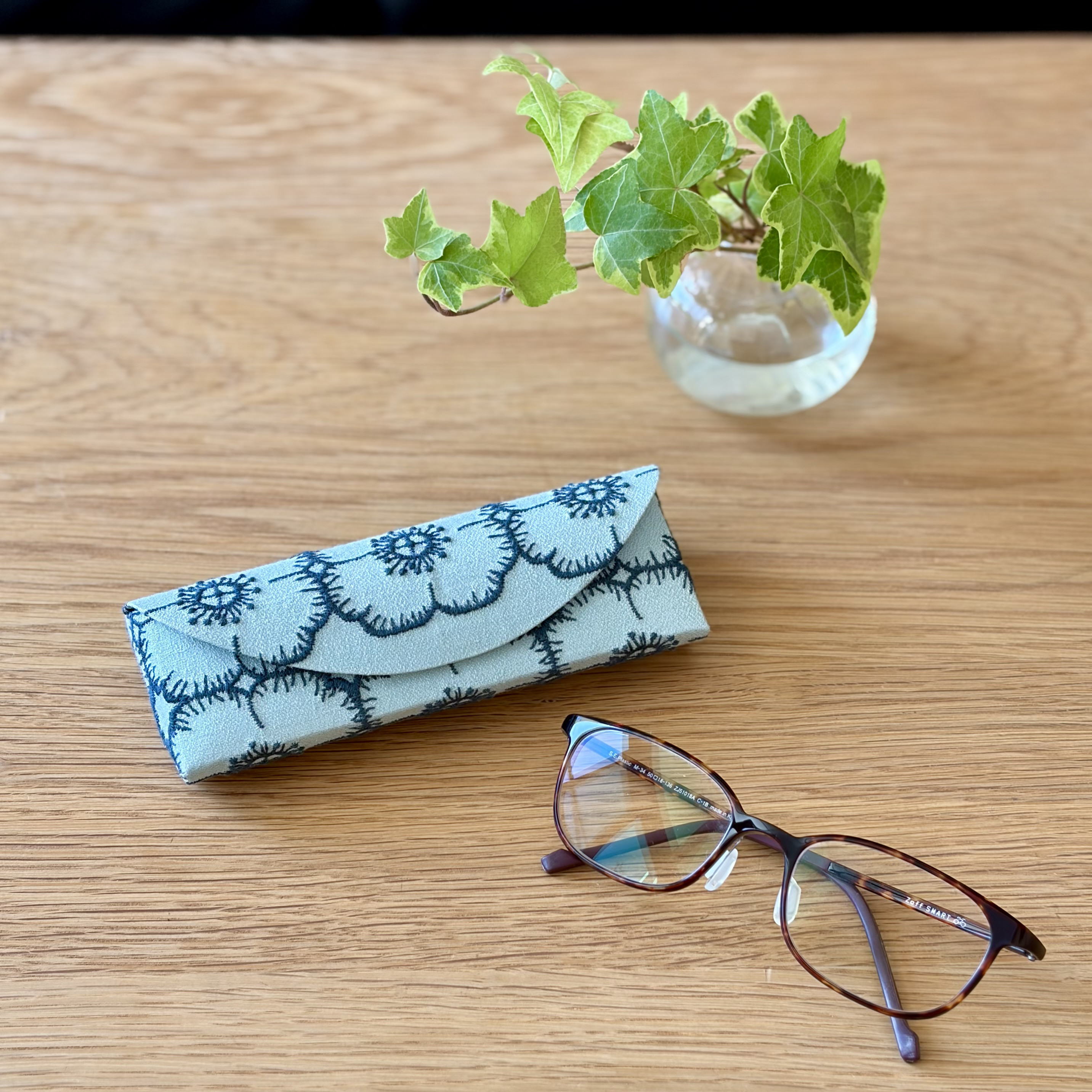 カルトナージュのメガネケース　ミナペルホネンの生地使用　 “anemone”ミント 4,212円