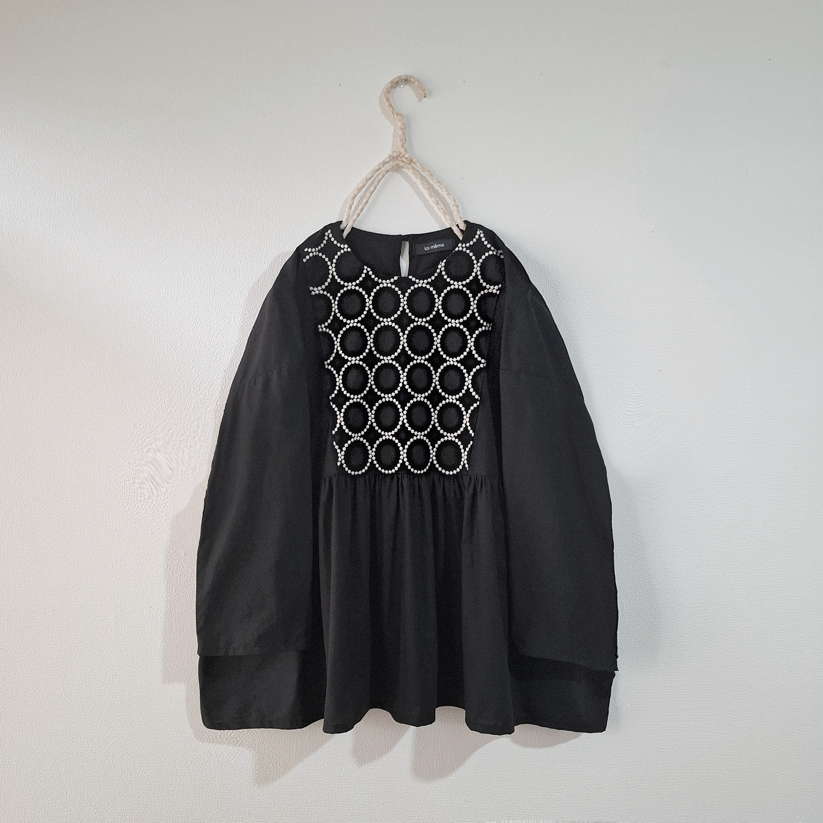 サークル刺繍のシンプルブラウス