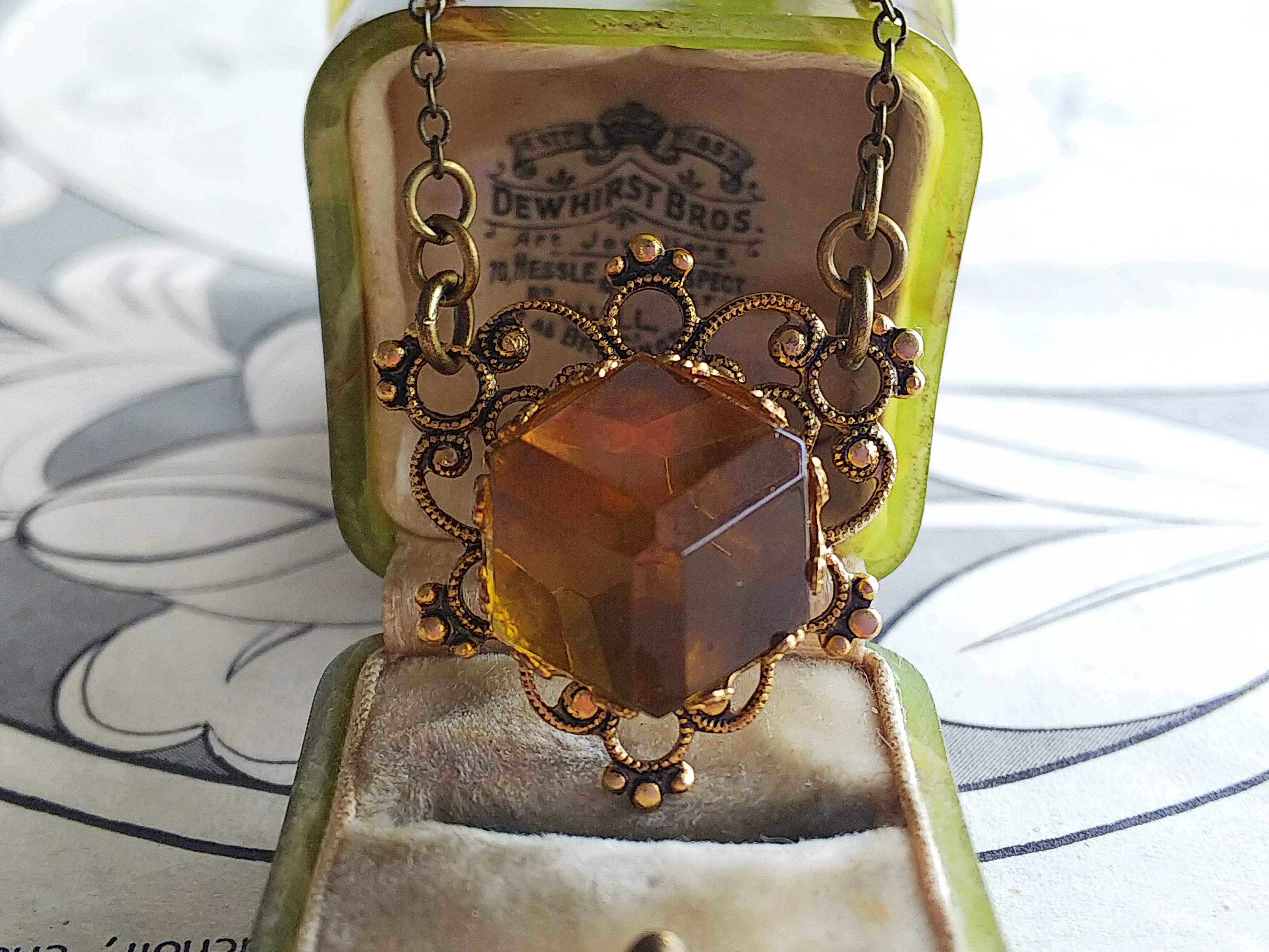 ヴィンテージ　トパース色・美しい変形Hexagon ／ Floralデザインネックレス