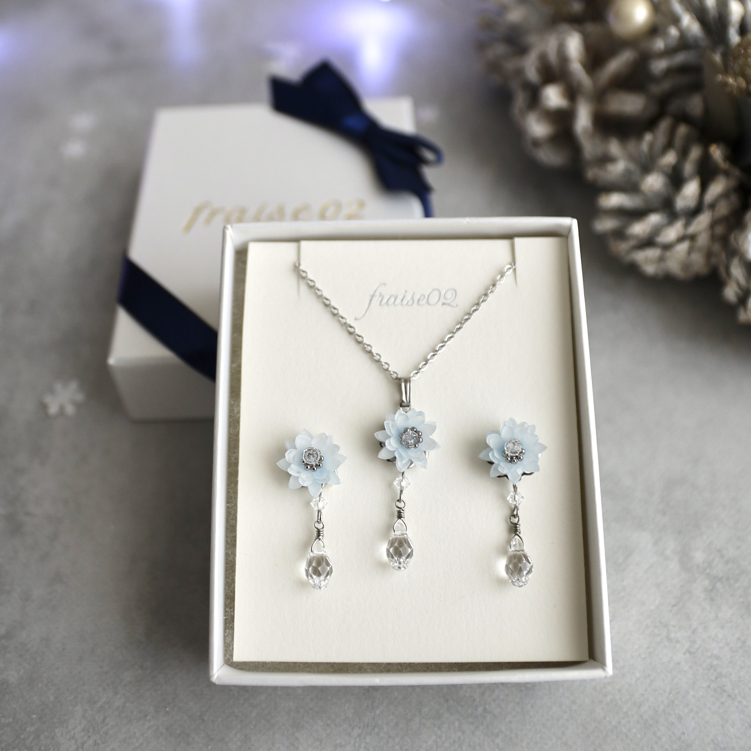 氷の蓮の花とビジューのネックレスピアス/イヤリングセット　クリスマスコフレ