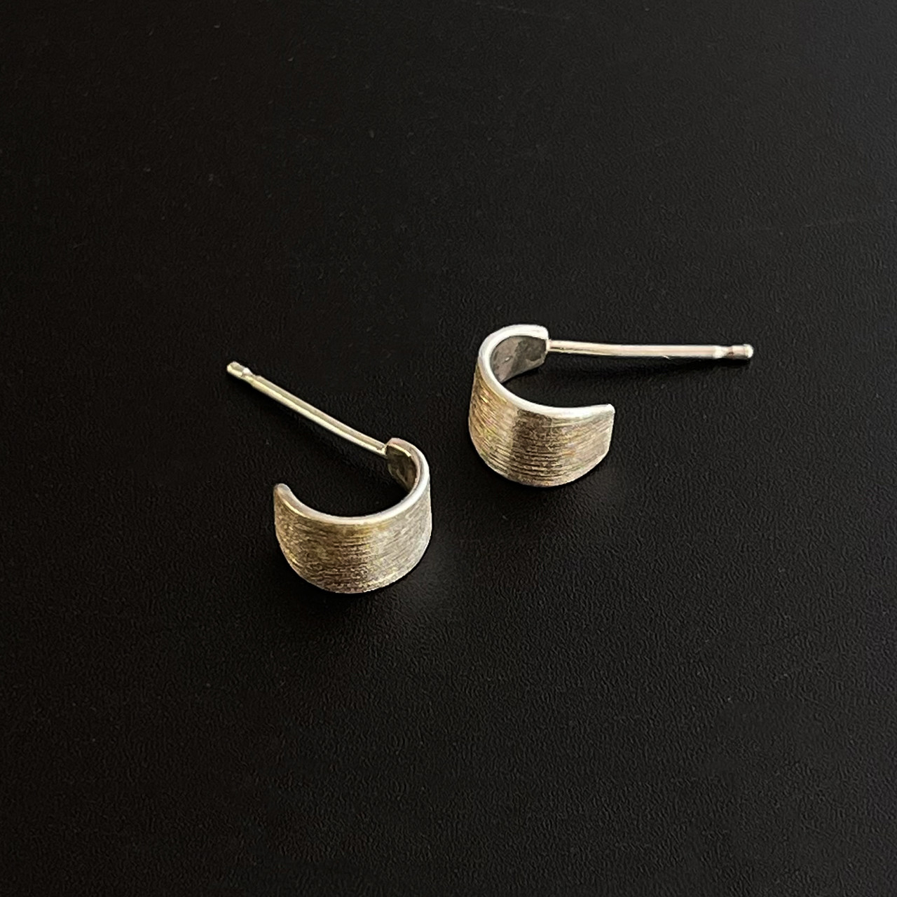 マットハーフフープピアス｜シルバー925（スターリングシルバー） 上品デザイン【sve01】