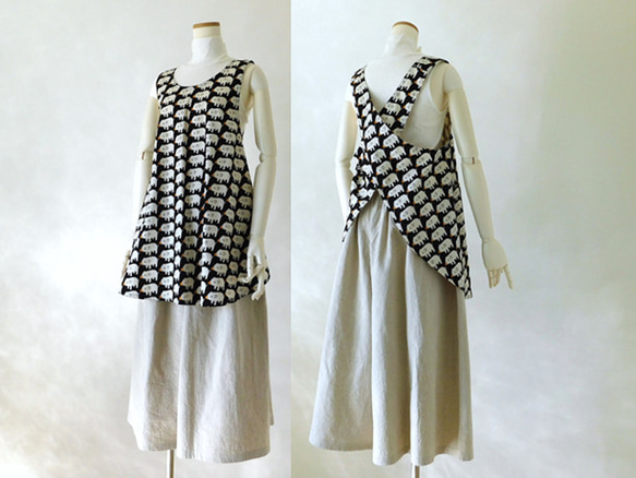 シンプル優等生のバッククロスエプロン・とんとんトン♪ぶたさん一緒で家事楽し[ブラック][エクリュ] 1枚目の画像