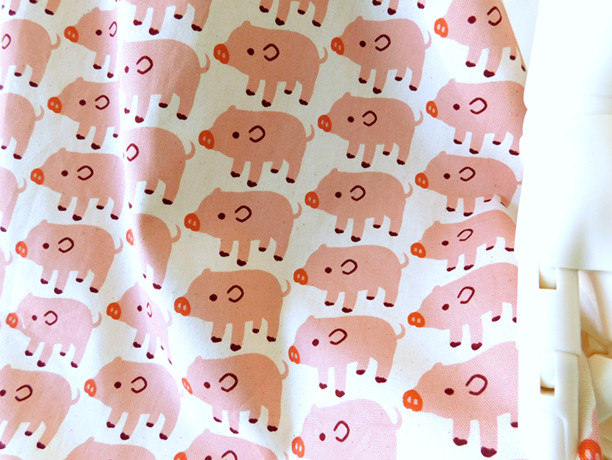 シンプル優等生のバッククロスエプロン・とんとんトン♪ぶたさん一緒で家事楽し[ブラック][エクリュ]