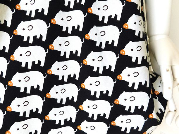 シンプル優等生のバッククロスエプロン・とんとんトン♪ぶたさん一緒で家事楽し[ブラック][エクリュ]