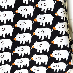 シンプル優等生のバッククロスエプロン・とんとんトン♪ぶたさん一緒で家事楽し[ブラック][エクリュ] 2枚目の画像