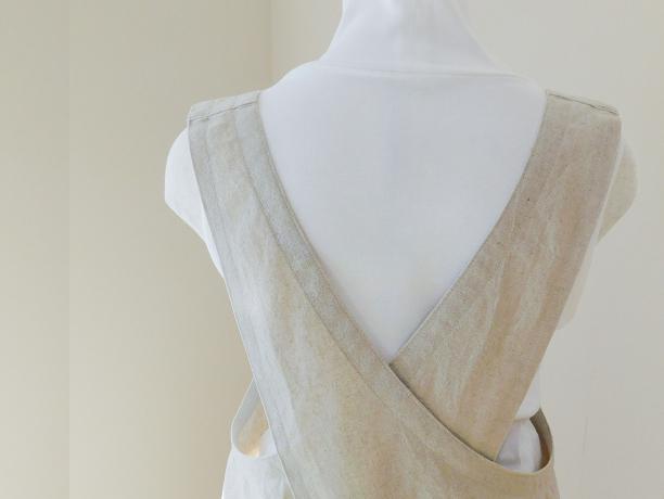 シンプル優等生のバッククロスエプロン・とんとんトン♪ぶたさん一緒で家事楽し[ブラック][エクリュ]