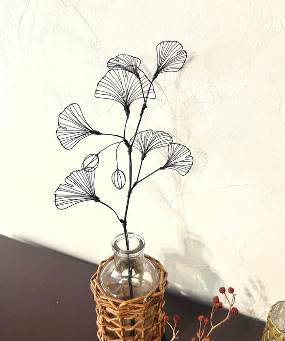 【受注制作】イチョウの一輪挿し　中サイズ　　銀杏　ワイヤーアート　ワイヤークラフト 1枚目の画像