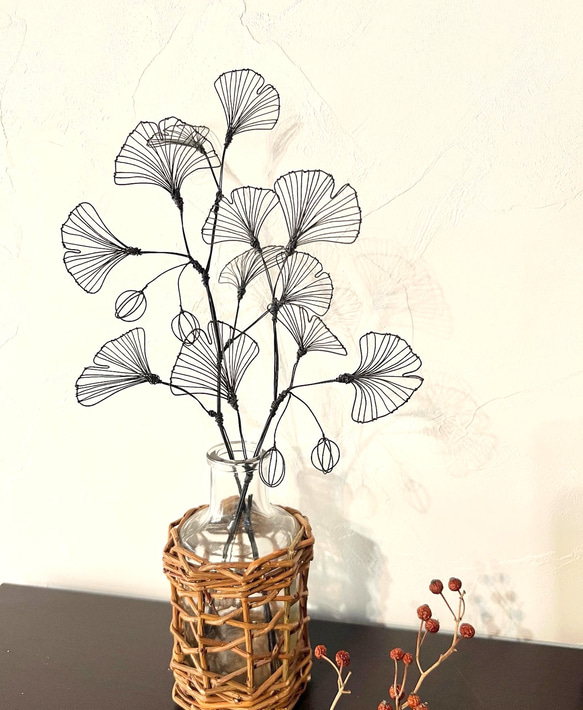 【受注制作】イチョウの一輪挿し　中サイズ　　銀杏　ワイヤーアート　ワイヤークラフト 3枚目の画像