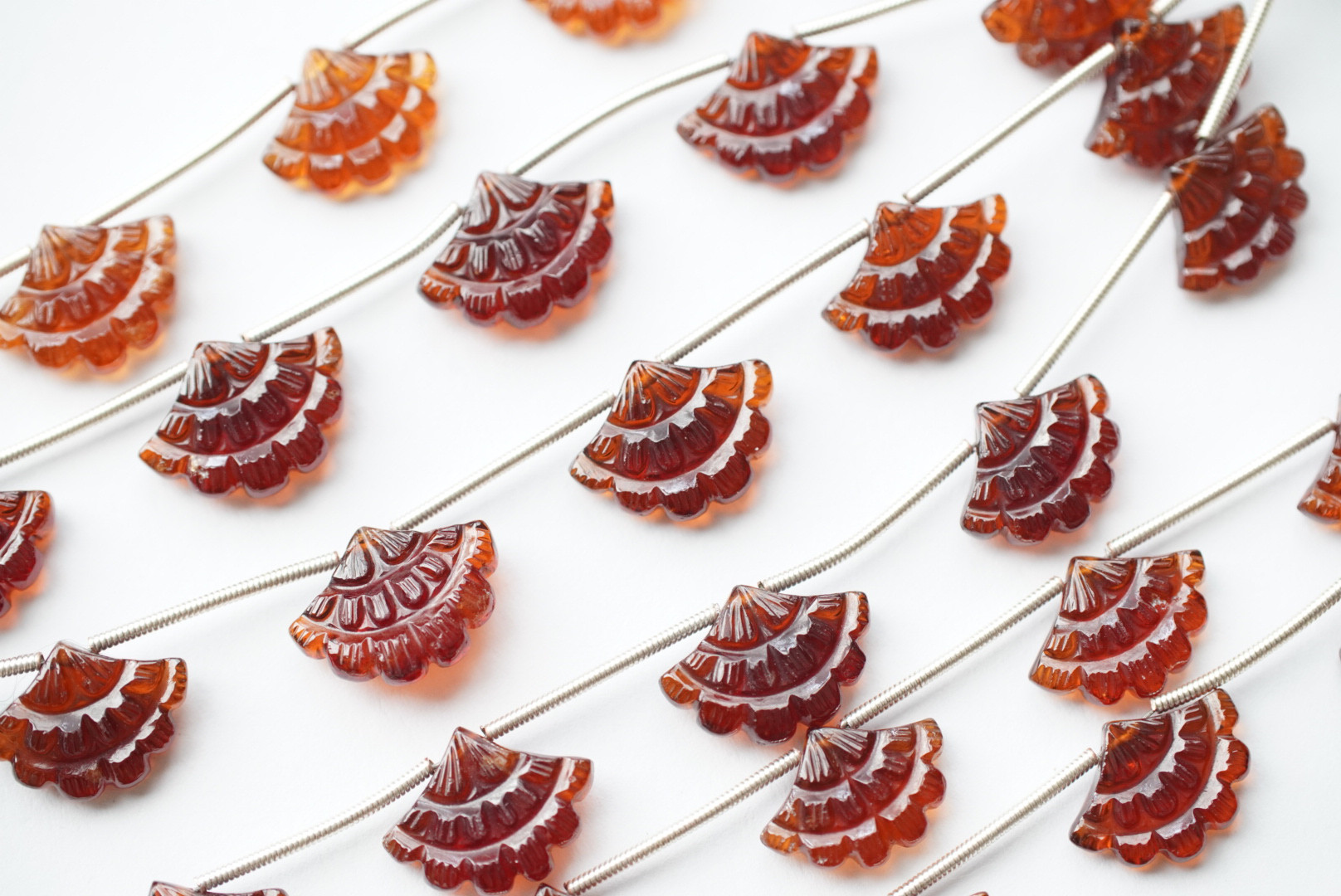 ヘソナイトガーネット　カービング　扇形（ツリー）