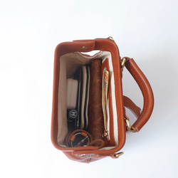 【柔らかいヌメ革】フラットタイプのがま口バッグ 手作りのレザーショルダーバッグ　2WAY 中型鞄 18枚目の画像