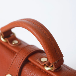 【柔らかいヌメ革】フラットタイプのがま口バッグ 手作りのレザーショルダーバッグ　2WAY 中型鞄 9枚目の画像