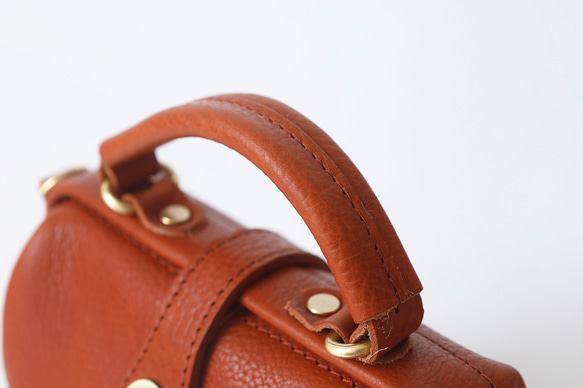 【柔らかいヌメ革】フラットタイプのがま口バッグ 手作りのレザーショルダーバッグ　2WAY 中型鞄 9枚目の画像