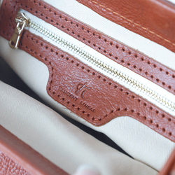 【柔らかいヌメ革】フラットタイプのがま口バッグ 手作りのレザーショルダーバッグ　2WAY 中型鞄 16枚目の画像