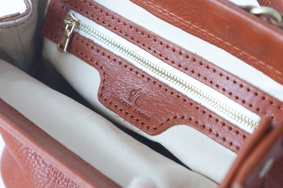 【柔らかいヌメ革】フラットタイプのがま口バッグ 手作りのレザーショルダーバッグ　2WAY 中型鞄 16枚目の画像