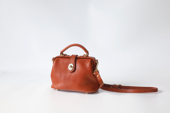 【柔らかいヌメ革】フラットタイプのがま口バッグ 手作りのレザーショルダーバッグ　2WAY 中型鞄 13枚目の画像