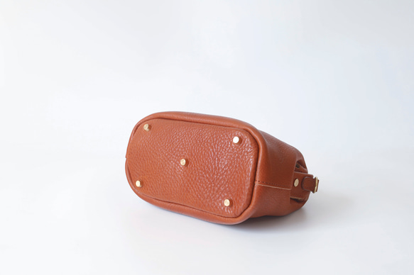 【柔らかいヌメ革】フラットタイプのがま口バッグ 手作りのレザーショルダーバッグ　2WAY 中型鞄 6枚目の画像