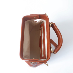 【柔らかいヌメ革】フラットタイプのがま口バッグ 手作りのレザーショルダーバッグ　2WAY 中型鞄 17枚目の画像