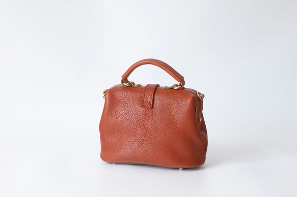 【柔らかいヌメ革】フラットタイプのがま口バッグ 手作りのレザーショルダーバッグ　2WAY 中型鞄 5枚目の画像