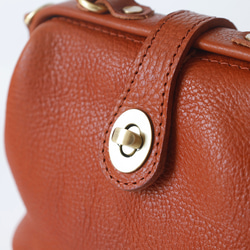 【柔らかいヌメ革】フラットタイプのがま口バッグ 手作りのレザーショルダーバッグ　2WAY 中型鞄 8枚目の画像