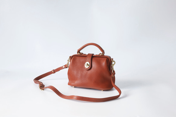 【柔らかいヌメ革】フラットタイプのがま口バッグ 手作りのレザーショルダーバッグ　2WAY 中型鞄 14枚目の画像