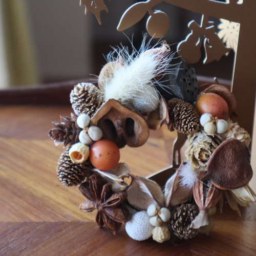 実りをつなぐ秋のミニリース｜クルミ・松ぼっくり・ナンキンハゼ