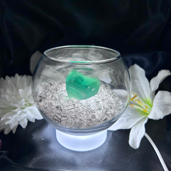4点セット　LEDライト付　天然石　浄化　高品質　ヒマラヤ水晶　さざれ　グリーンフローライト　原石　間接照明　ガラス容器 1枚目の画像