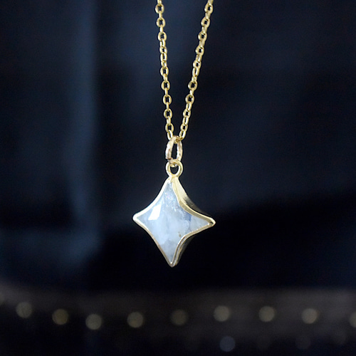 レインボームーンストーンのスパークルスターネックレス ネックレス