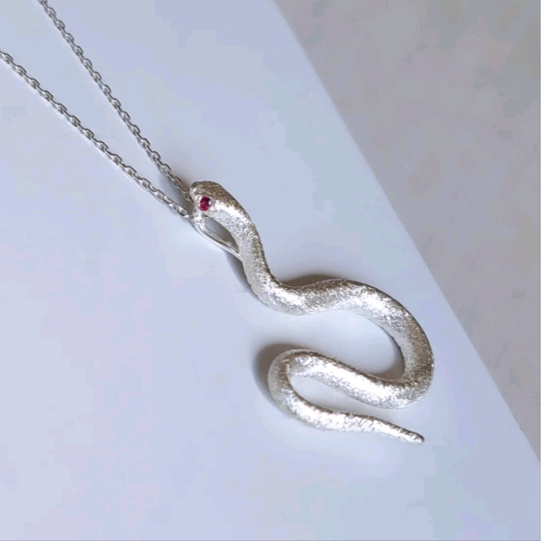 【両目ルビー 白蛇 ペンダントトップ 】蛇ネックレス 蛇アクセサリー  シンプル蛇 縁起物 京都