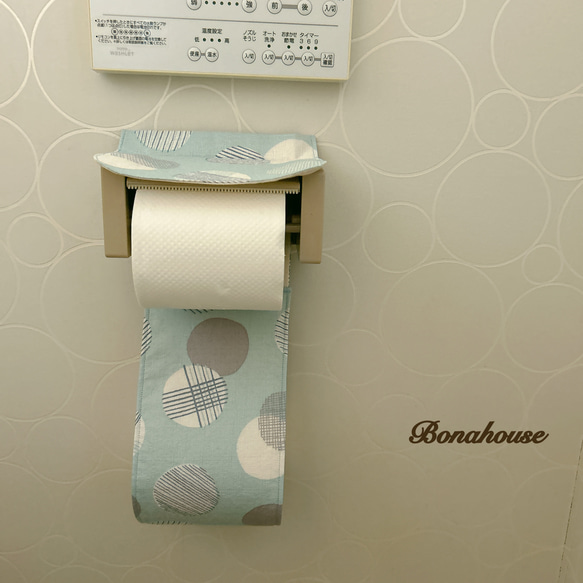 ☆新柄☆トイレットペーパーホルダーカバー「水色水たま」 2枚目の画像
