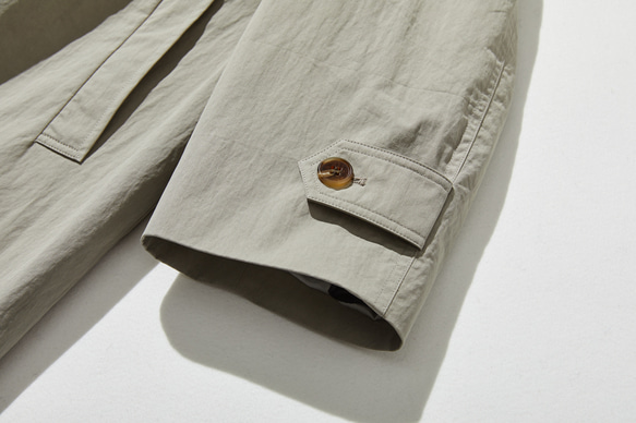 ロングシーズン着まわせる優秀アイテム　トレンチコート　ミドル丈コート　薄いカーキ色　251003-2 6枚目の画像