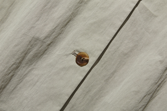 ロングシーズン着まわせる優秀アイテム　トレンチコート　ミドル丈コート　薄いカーキ色　251003-2 4枚目の画像