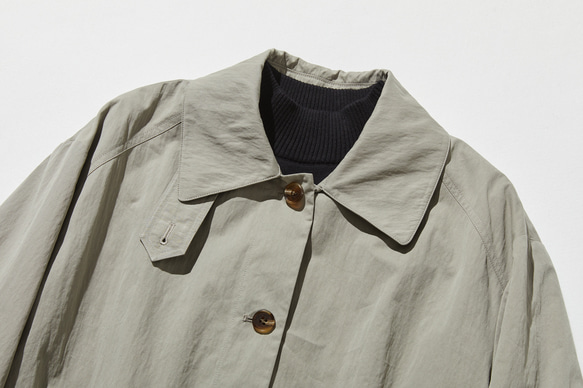 ロングシーズン着まわせる優秀アイテム　トレンチコート　ミドル丈コート　薄いカーキ色　251003-2 2枚目の画像