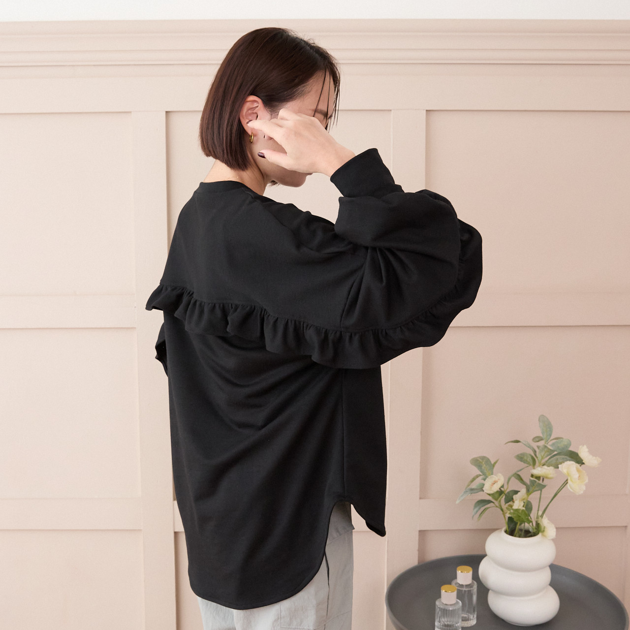 大人のスウェット 甘すぎないフリル 柔らかストレッチ素材トレーナー　ブラック　0671BK