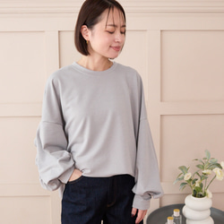 大人のスウェット 甘すぎないフリル 柔らかストレッチ素材トレーナー　ライトグレー　0671Grey 2枚目の画像
