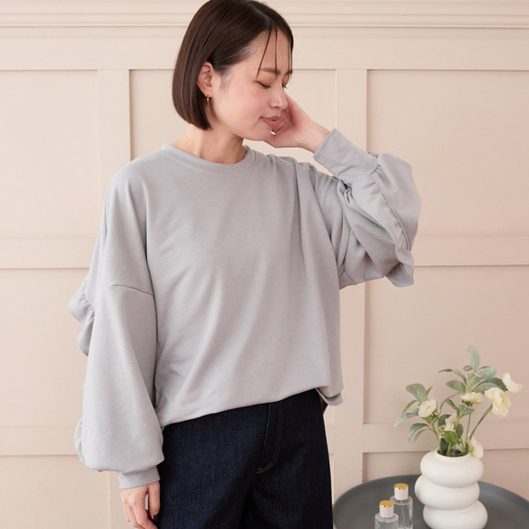 大人のスウェット 甘すぎないフリル 柔らかストレッチ素材トレーナー　ライトグレー　0671Grey 3枚目の画像