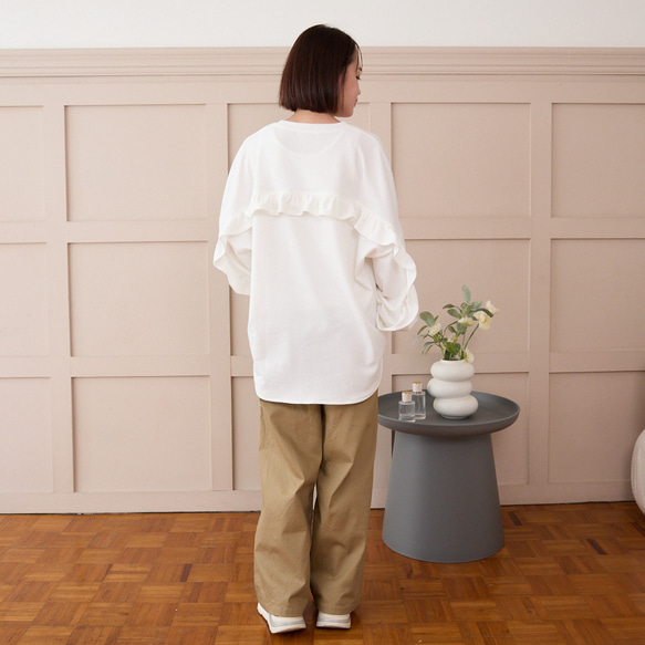 大人のスウェット 甘すぎないフリル 柔らかストレッチ素材トレーナー　ホワイト　0671WH 8枚目の画像