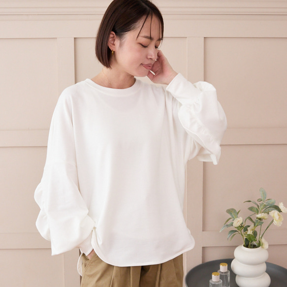 大人のスウェット 甘すぎないフリル 柔らかストレッチ素材トレーナー　ホワイト　0671WH 3枚目の画像