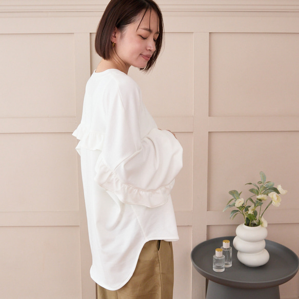 大人のスウェット 甘すぎないフリル 柔らかストレッチ素材トレーナー　ホワイト　0671WH 4枚目の画像