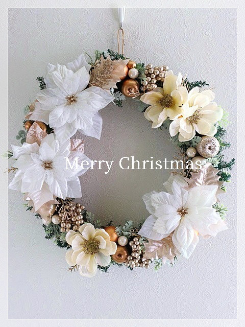 再販・【X'mas】穏やかに優しく、クリーム色のアネモネと大きな白いポインセチアの贅沢リース。「Creema限定」