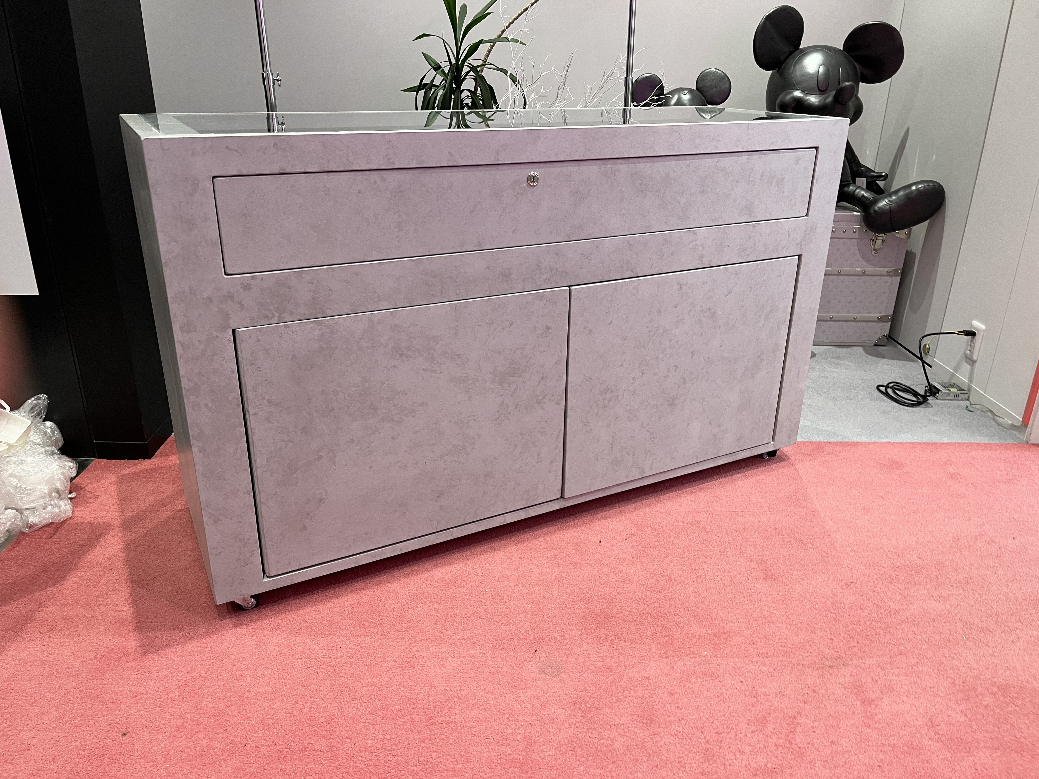 石っぽい　ガラスショーケース　　コレクション　ディスプレイ