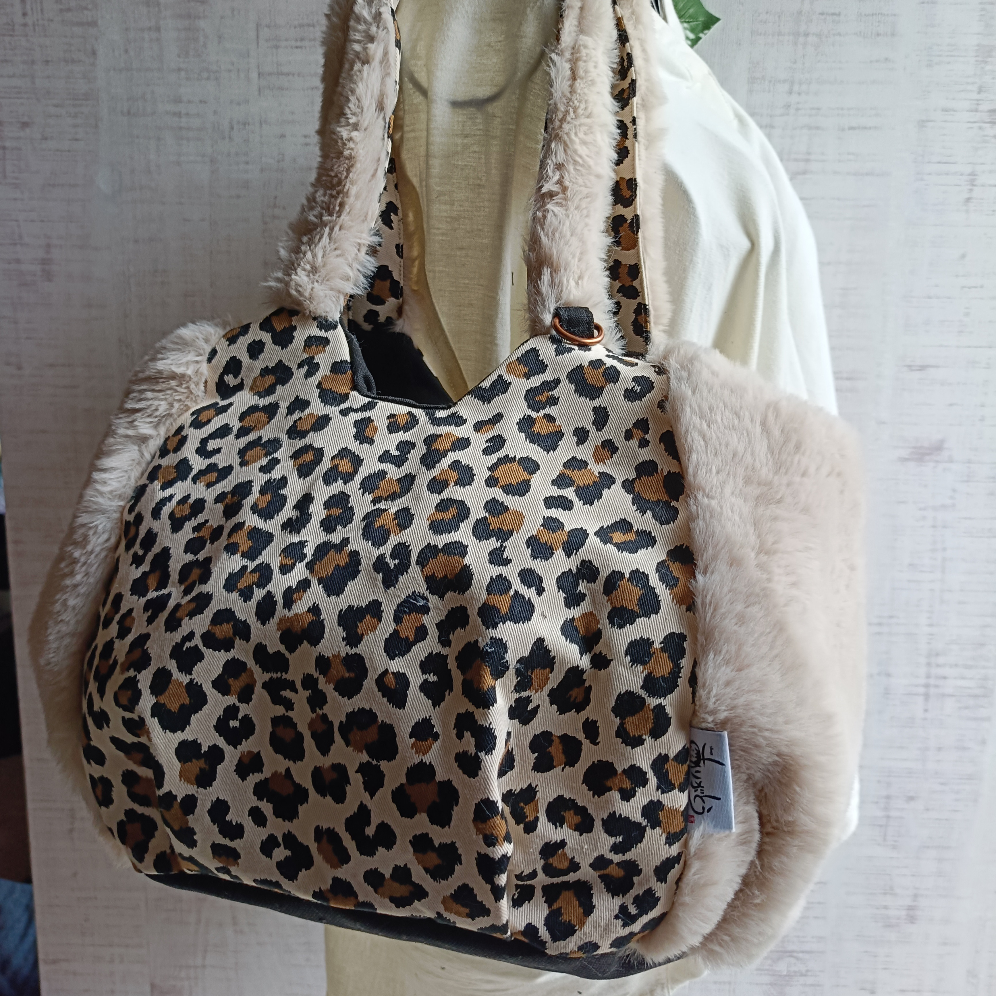 ふわふわバック　ファーバック　フェイクファーバック　レオパード　ヒョウ柄　ヒョウ柄バック　レオパードバック　ラビットファ