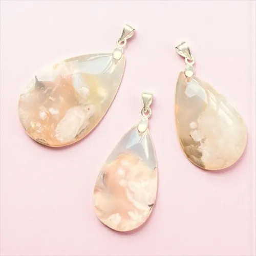 幸せでうれしい報告や、成功・合格の知らせと仲良し、陽のエネルギーのチェリーブロッサムアゲートのペンダントトップ