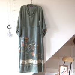 着物リメイクワンピース 留袖ドレス 鳳凰と蔓花落款あり作家物 鳳凰と菊柄の着物ワンピース 大胆に鳳凰柄が施され、菊や梅等の花柄が