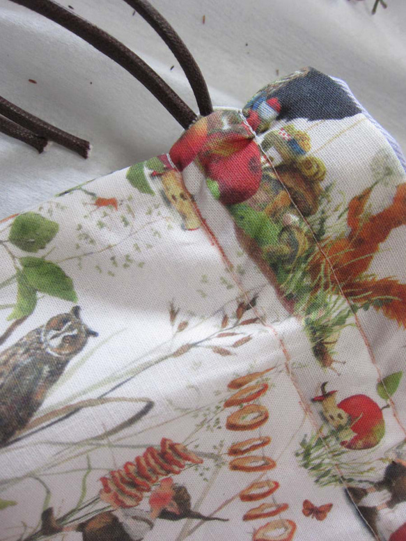 ドイツ生地　訳あり　秋の実り　りんご　小人森の動物たち　りす　梟　カタツムリ　巾着ポーチ　巾着バッグ　マッシュルーム 2枚目の画像