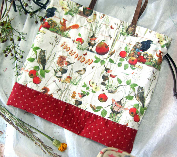 ドイツ生地　　秋の実り　りんご　小人　森の動物たち　りす　梟　カタツムリ　巾着ポーチ　巾着バッグ　マッシュルーム 6枚目の画像