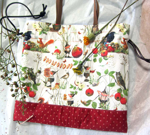 ドイツ生地　　秋の実り　りんご　小人　森の動物たち　りす　梟　カタツムリ　巾着ポーチ　巾着バッグ　マッシュルーム 3枚目の画像