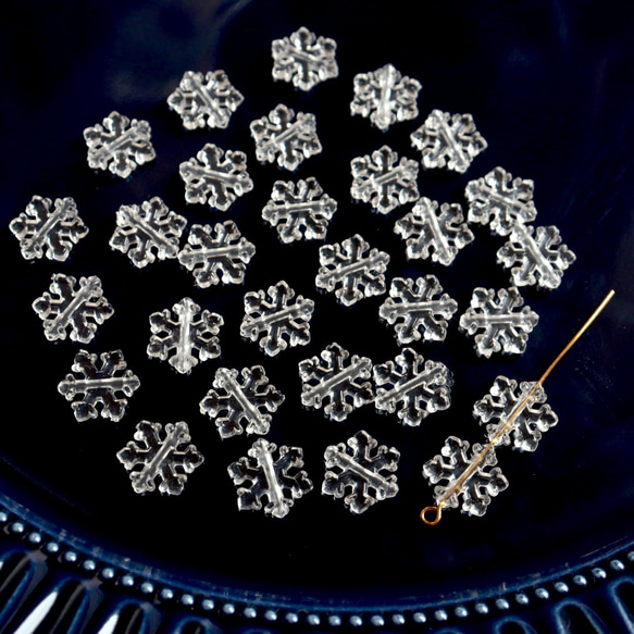40個★11.5mm雪　雪の結晶　雪の樹脂ビーズ  クリア 1枚目の画像